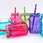 Farbige Trinkgläser mit Deckel und Strohhalm, 6 Gläser im Set (4 Farben)